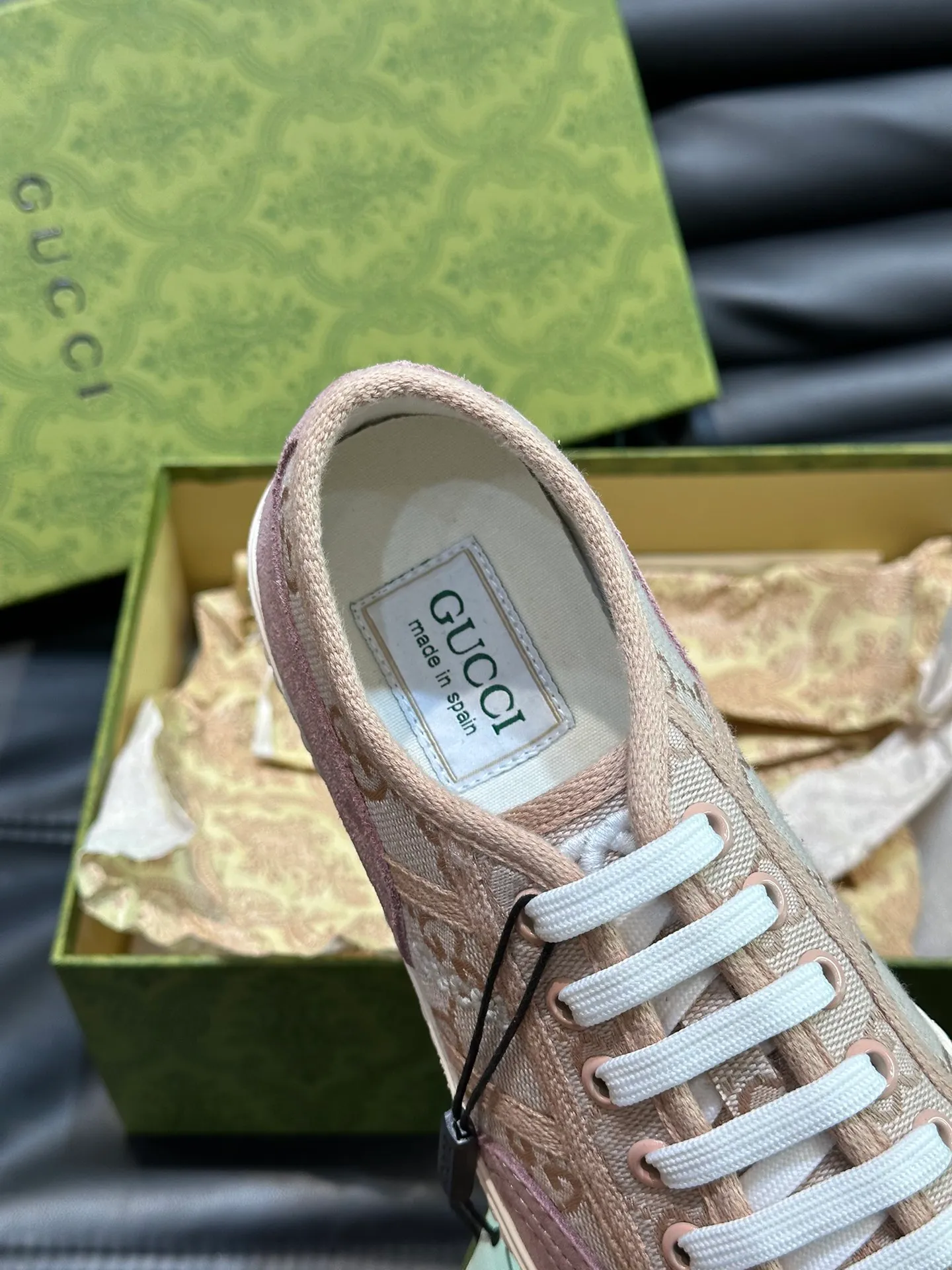 Men's shoes 💰p380 "GUCC*" Couple style 👫 lace-up canvas sneakers, crafted from light blue GG denim fabric, showing uniqueness. Classic details such as the GG printed embossed outsole, interlocking G and "Gucci" embroidery add to the glamorous style. Privately-made T men's shoes 💰pU original outsole, with exquisite details, impeccable fit, and a flat toe that has a retro feel! Customized canvas, classic double G logo, and the spring and summer color combinations are also very interesting! Size: Female 35-39. Male 38-44